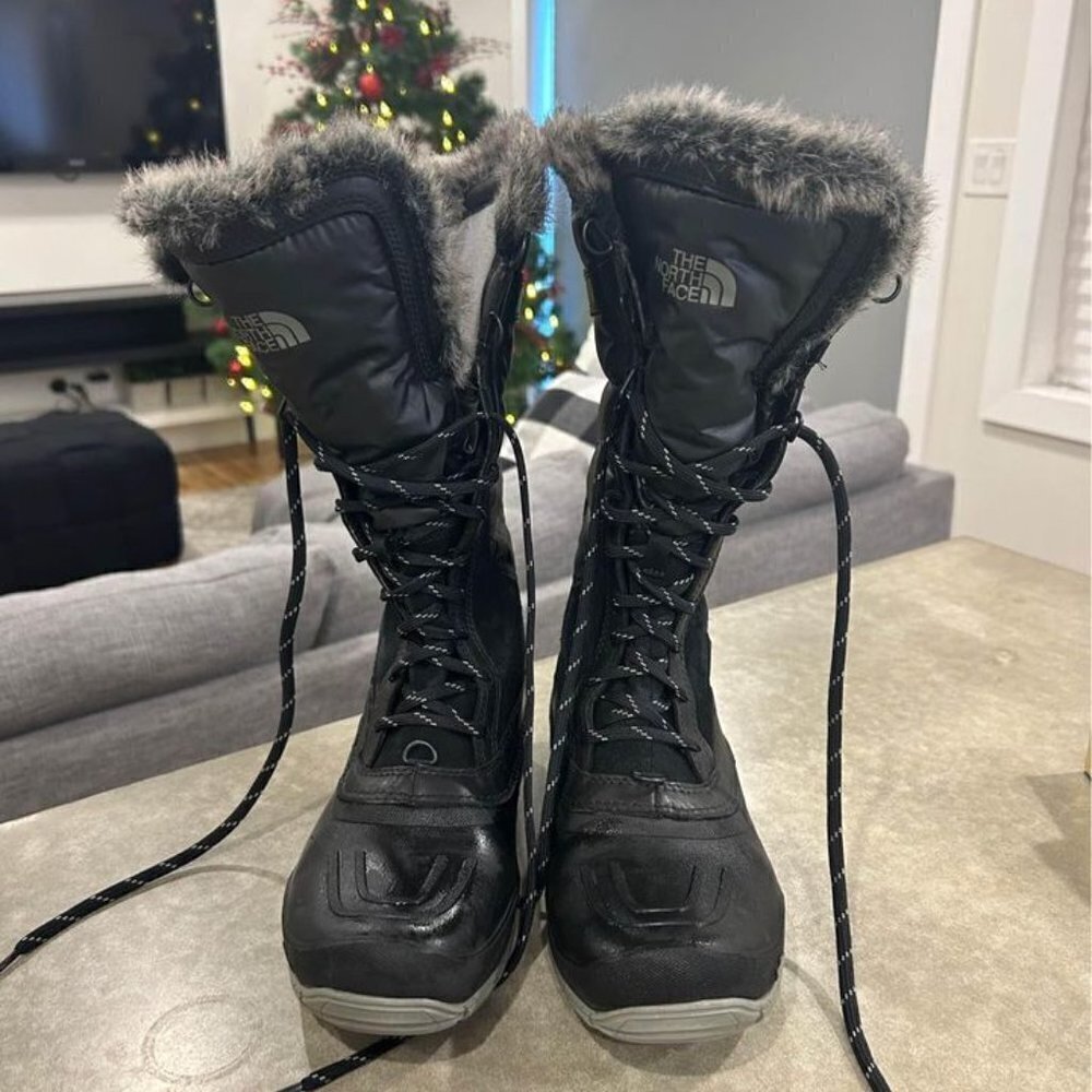 North Face woman’s primaloft leather and down winter boots. New condition. Size